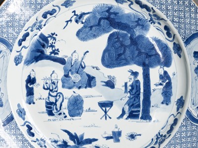 Lot 194 - A BLUE AND WHITE ‘MUSICIANS’ DISH, KANGXI PERIOD