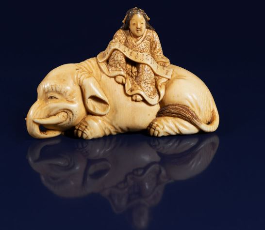 Lot 218 - CHIKUYOSAI TOMOCHIKA: A LARGE IVORY NETSUKE