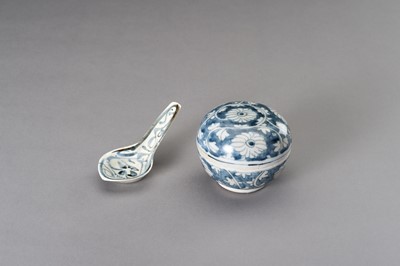 Lot 716 - A BLUE AND WHITE PORCELAIN BOX AND SPOON, MING DYNASTY