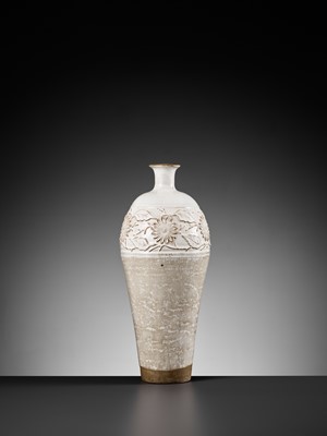 Lot 472 - A MAGNIFICENT AND RARE CARVED CIZHOU ‘FLORAL’ BOTTLE VASE, SONG DYNASTY
