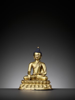 Lot 396 - A GILT BRONZE FIGURE OF BUDDHA SHAKYAMUNI, 15TH CENTURY