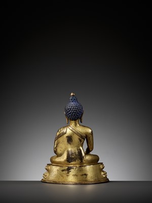 Lot 396 - A GILT BRONZE FIGURE OF BUDDHA SHAKYAMUNI, 15TH CENTURY