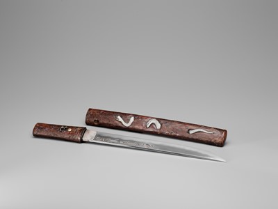 Lot 34 - A TANTO IN A SUPERBLY INLAID SAYA WITH SANSUKUMI MOTIF