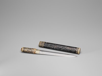 Lot 39 - A FINELY MOUNTED AIKUCHI WITH STAG ANTLER HILT AND DARK WOOD SAYA