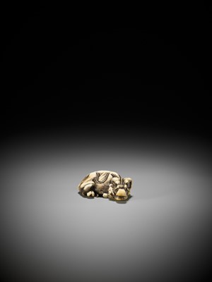 Lot 253 - TOMOTADA: A GOOD STAG ANTLER NETSUKE OF A RECUMBENT COW AND CALF