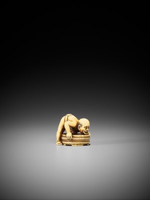 Lot 38 - A VERY RARE IVORY NETSUKE OF A MAN WITH A COIN IN HIS MOUTH