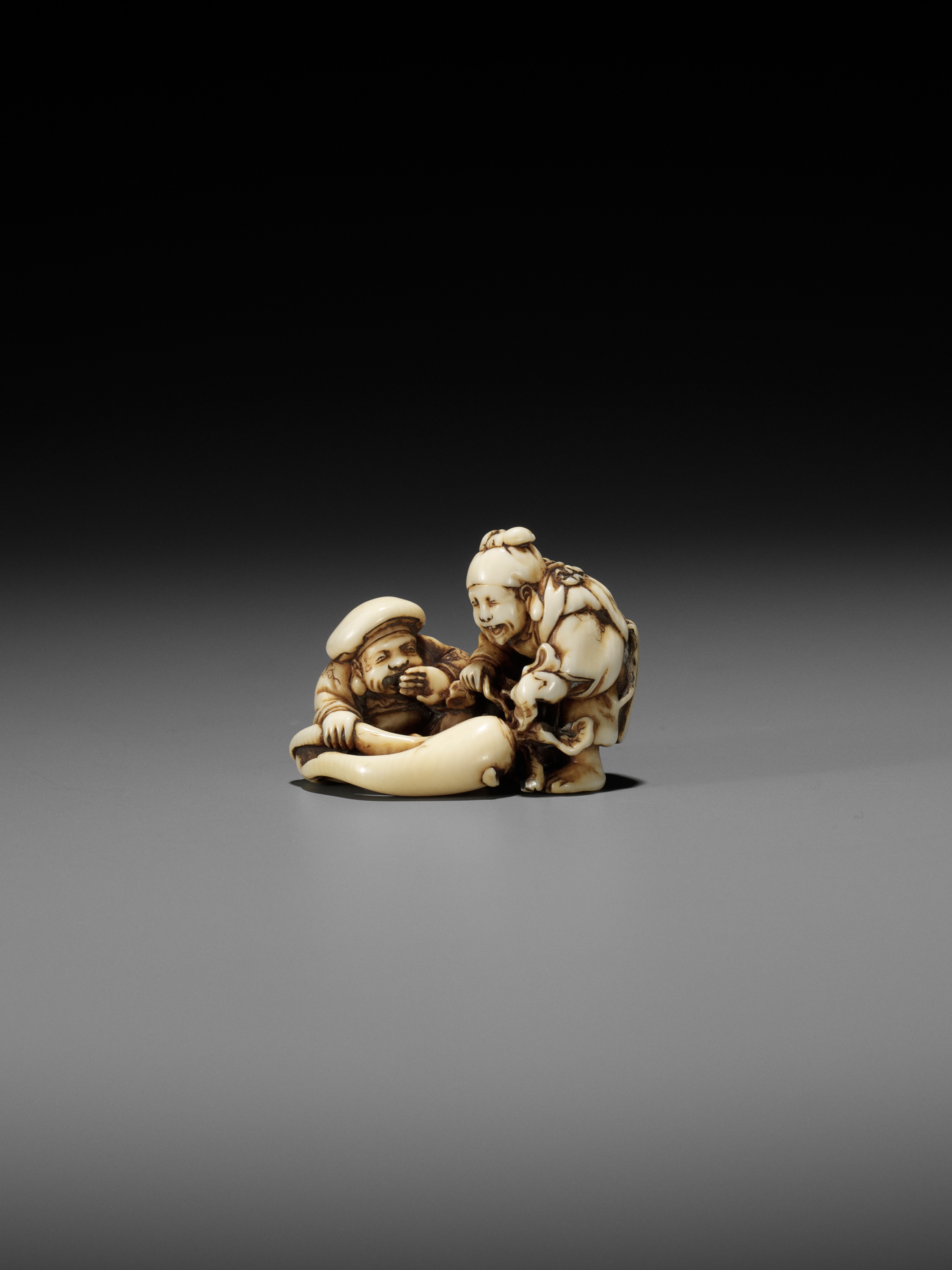 Lot 187 - IKKOSAI: AN AMUSING IVORY SHUNGA NETSUKE OF