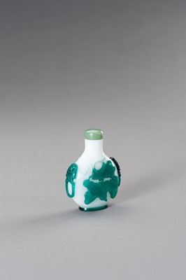 Lot 282 - AN OVERLAY GLASS SNUFF BOTTLE, QING