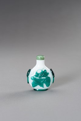 Lot 282 - AN OVERLAY GLASS SNUFF BOTTLE, QING