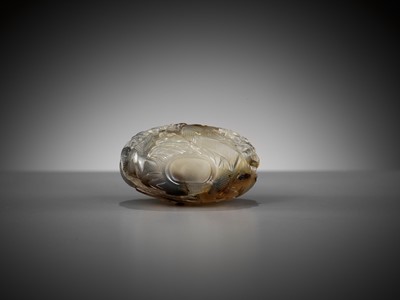 Lot 222 - A SHADOW AGATE ‘LIU HAI LURING THE GOLDEN TOAD’ SNUFF BOTTLE, 19TH CENTURY