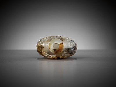 Lot 222 - A SHADOW AGATE ‘LIU HAI LURING THE GOLDEN TOAD’ SNUFF BOTTLE, 19TH CENTURY