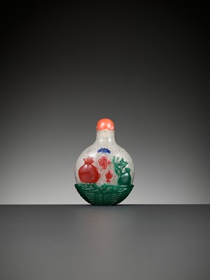 Lot 616 - A FOUR-COLOR OVERLAY SNOWFLAKE GLASS SNUFF BOTTLE, 18TH-19TH CENTURY