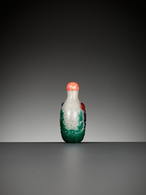 Lot 616 - A FOUR-COLOR OVERLAY SNOWFLAKE GLASS SNUFF BOTTLE, 18TH-19TH CENTURY