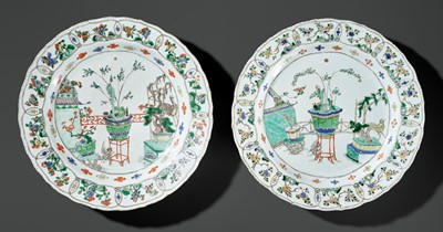 Lot 416 - A PAIR OF LARGE BARBED RIM FAMILLE VERTE CHARGERS, KANGXI PERIOD