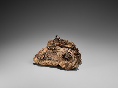 Lot 31 - AN UNUSUAL BRONZE AND ROOTWOOD OKIMONO OF A CRAB ROCK