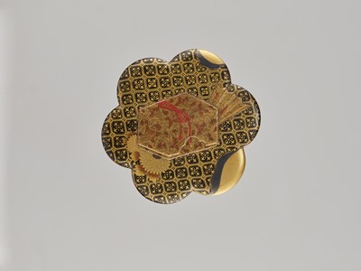 Lot 104 - A FINE GOLD LACQUER SIX-LOBED KOBAKO AND COVER