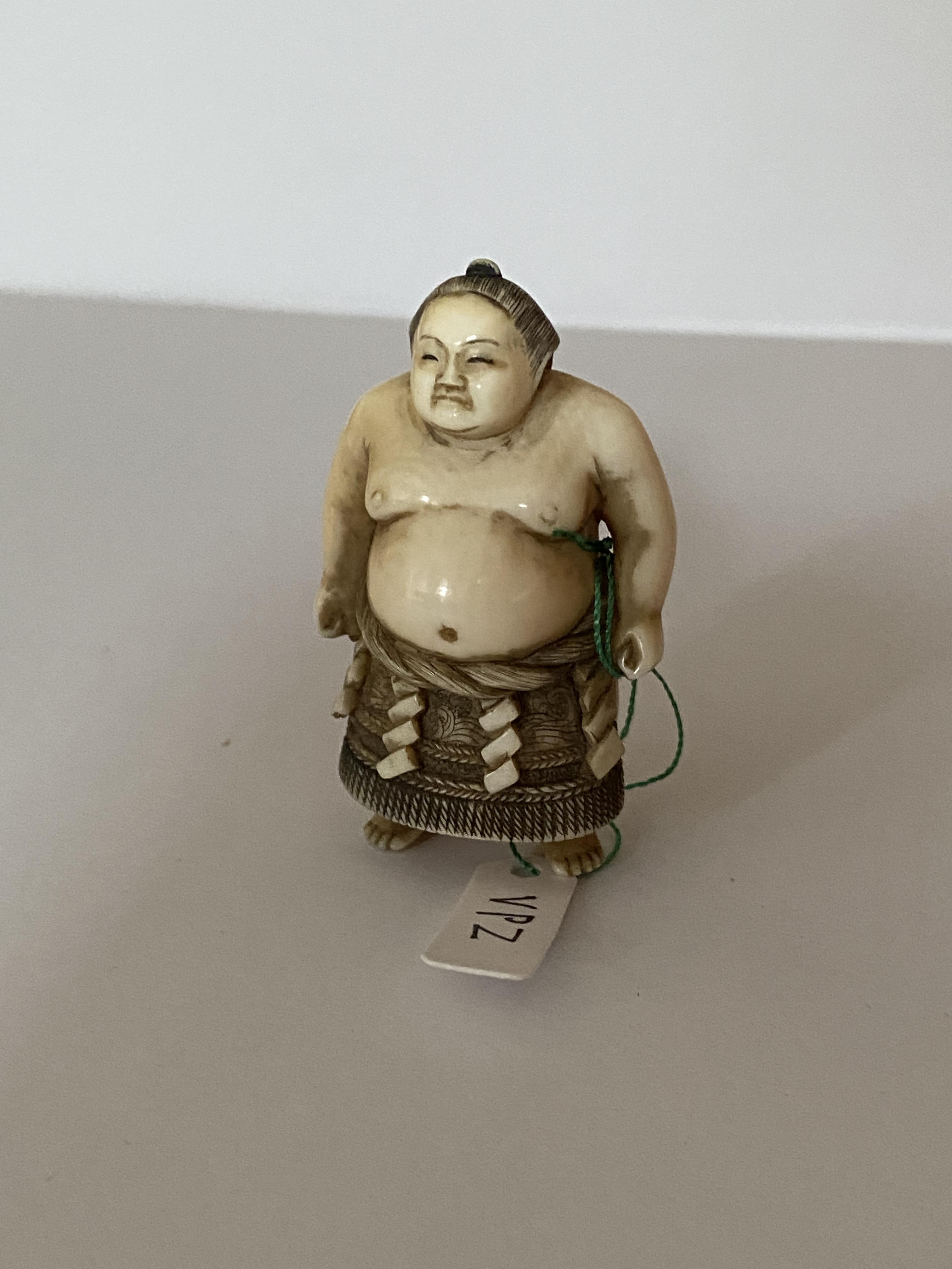 Ikezuki Goatazaemon next to a print of his hand, The sumo wrestler Ikezuki  Goatazaemon, with bare torso, depicted next to a full-size representation  of his hand. The text states that he came