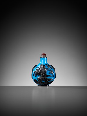 Lot 139 - A TURQUOISE GROUND BLACK OVERLAY GLASS SNUFF BOTTLE, 1820-1880