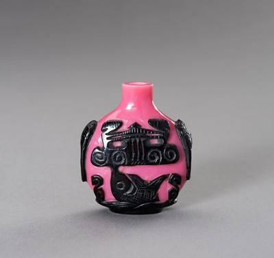 Lot 281 - AN OVERLAY GLASS SNUFF BOTTLE, LATE QING DYNASTY