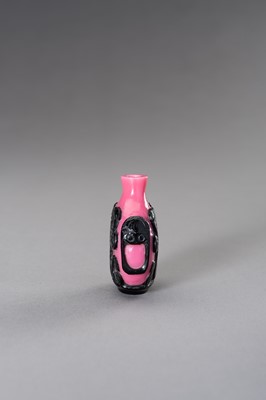 Lot 281 - AN OVERLAY GLASS SNUFF BOTTLE, LATE QING DYNASTY