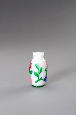 Lot 283 - A FIVE-COLOR OVERLAY SNUFF BOTTLE, QING