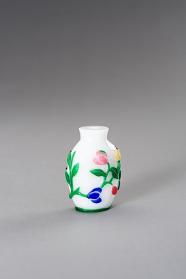 Lot 283 - A FIVE-COLOR OVERLAY SNUFF BOTTLE, QING