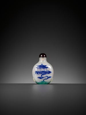 Lot 137 - A FOUR-COLOR OVERLAY ‘SNOWFLAKE’ GROUND GLASS SNUFF BOTTLE, 18TH-19TH CENTURY