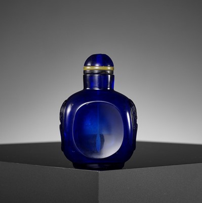 Lot 135 - A SAPPHIRE-BLUE GLASS ‘INTEGRAL DISH’ SNUFF BOTTLE, 18TH CENTURY