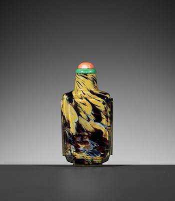 Lot 143 - A SANDWICHED GLASS ‘TORTOISE SHELL’ SNUFF BOTTLE, 18TH-19TH CENTURY