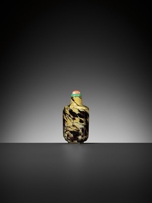 Lot 143 - A SANDWICHED GLASS ‘TORTOISE SHELL’ SNUFF BOTTLE, 18TH-19TH CENTURY