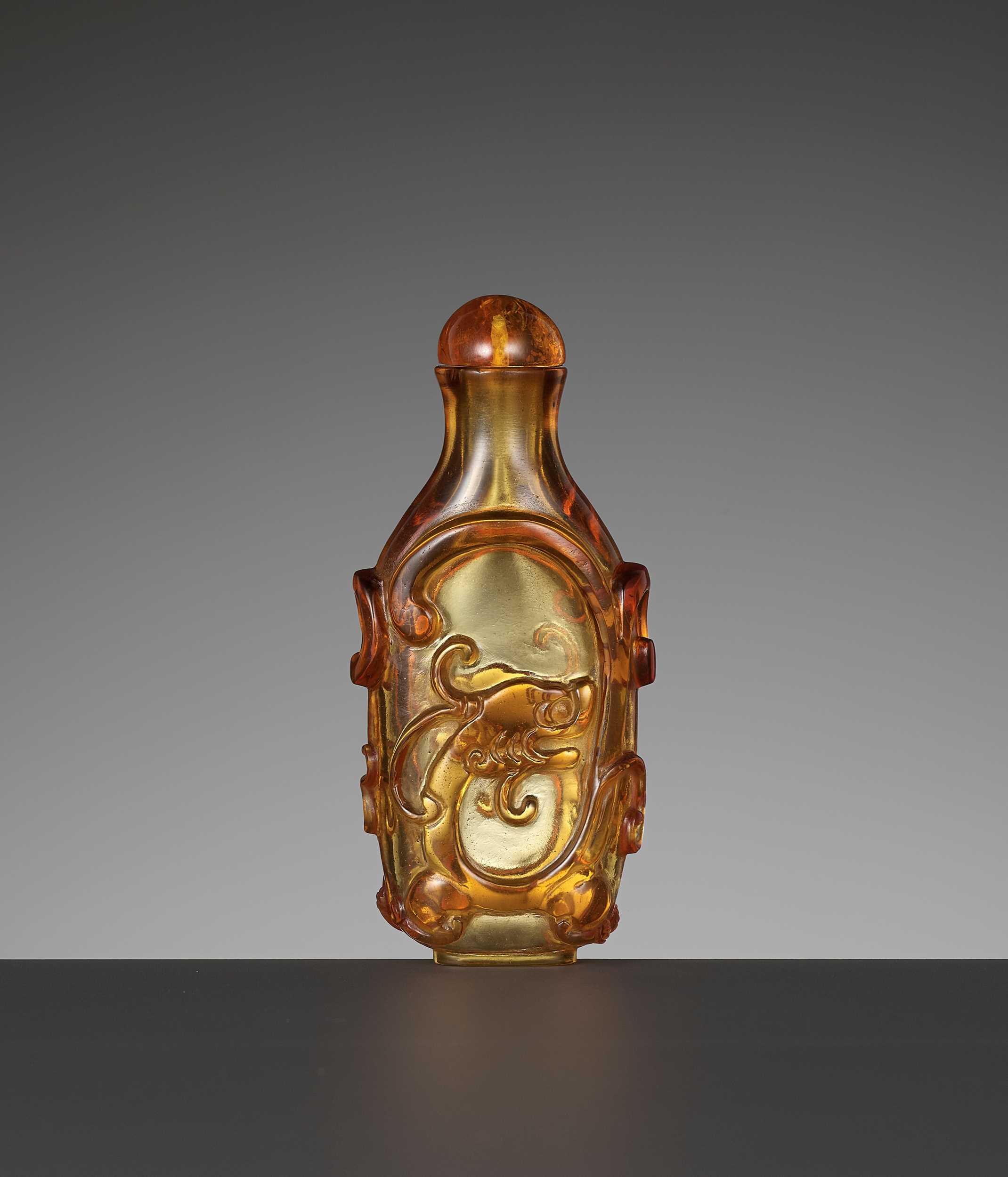Lot 628 - AN AMBER GLASS ‘CHILONG’ SNUFF BOTTLE, 1750-1850