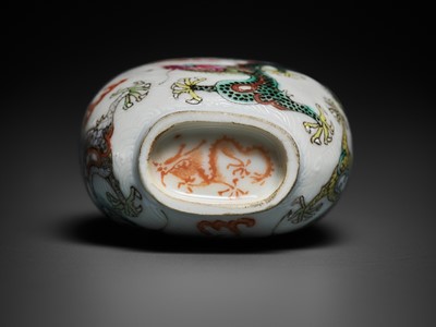 Lot 642 - A MOLDED AND ENAMELED SGRAFFIATO ‘FIVE DRAGON’ PORCELAIN SNUFF BOTTLE, 19TH CENTURY
