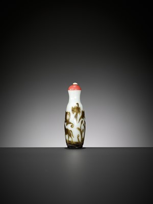 Lot 463 - A YANGZHOU OLIVE-BROWN OVERLAY GLASS SNUFF BOTTLE, 1820-1860