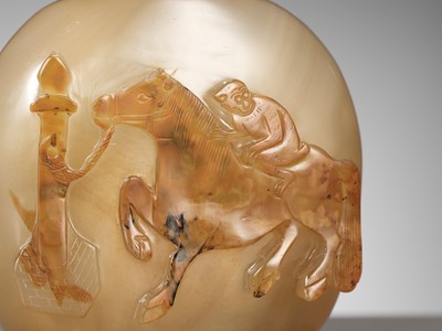 Lot 609 - A SHADOW AGATE ‘HORSE AND MONKEY’ SNUFF BOTTLE, 1750-1850