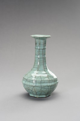 Lot 792 - A SONG STYLE GE-TYPE OCTAGONAL PORCELAIN VASE