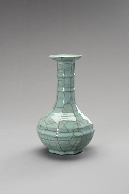 Lot 792 - A SONG STYLE GE-TYPE OCTAGONAL PORCELAIN VASE