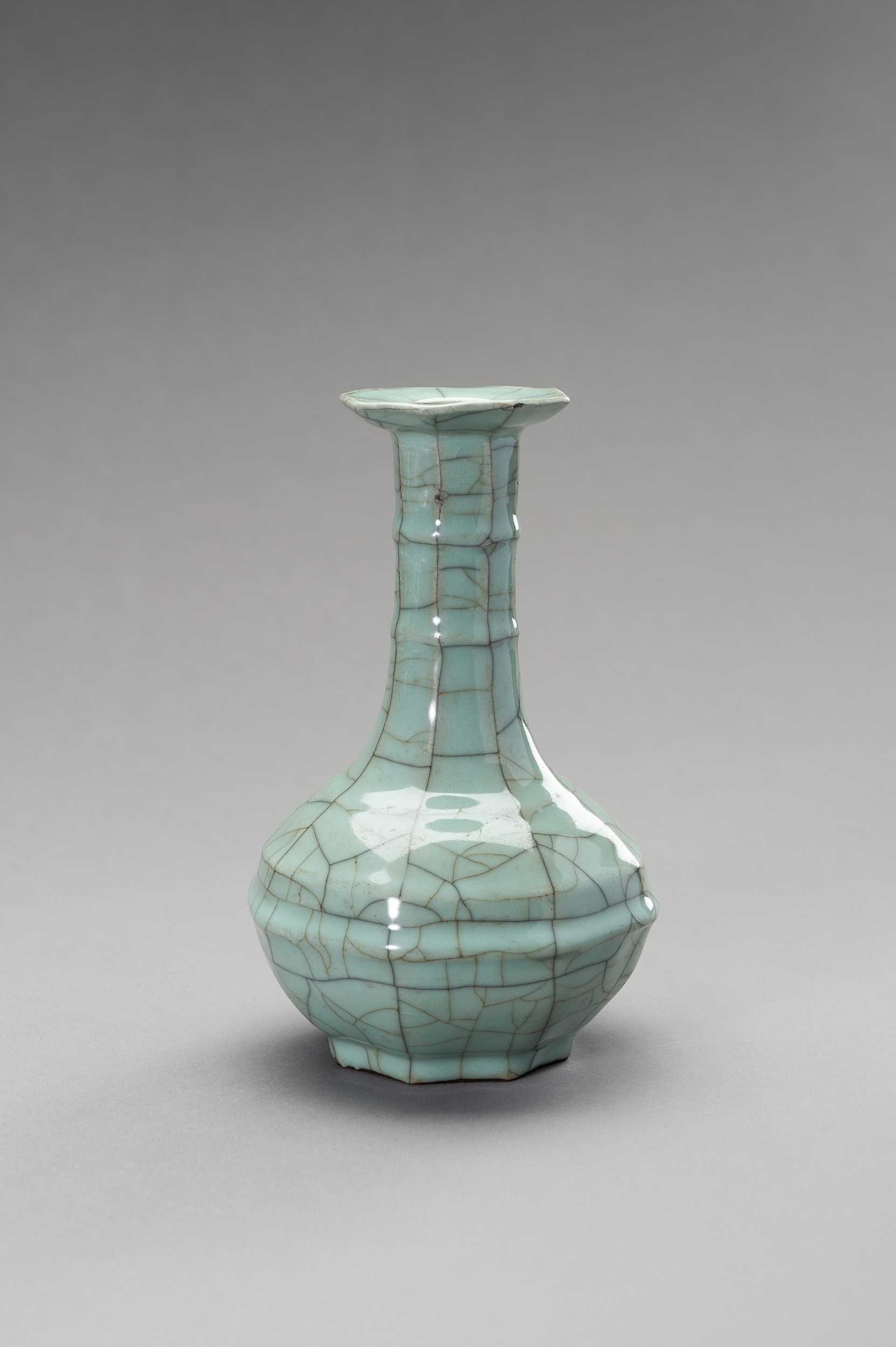 Lot 792 - A SONG STYLE GE-TYPE OCTAGONAL PORCELAIN VASE