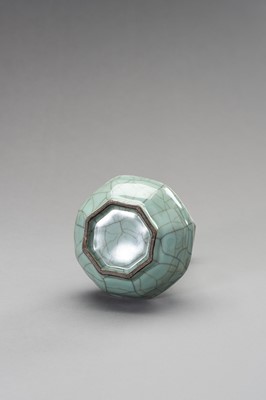 Lot 792 - A SONG STYLE GE-TYPE OCTAGONAL PORCELAIN VASE