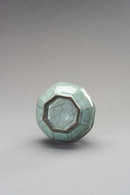 Lot 792 - A SONG STYLE GE-TYPE OCTAGONAL PORCELAIN VASE