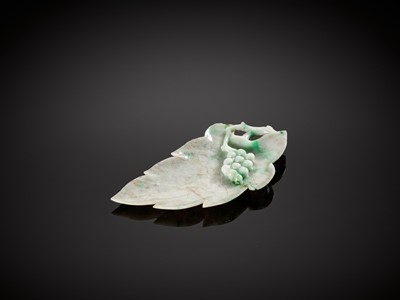 Lot 237 - A JADEITE ‘LEAF AND GRAPES’ BRUSH WASHER, LATE QING TO REPUBLIC PERIOD
