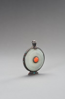 Lot 262 - A SILVER AND JADE SNUFF BOTTLE, 1900s