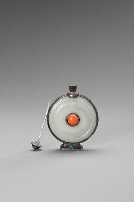Lot 262 - A SILVER AND JADE SNUFF BOTTLE, 1900s