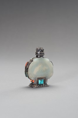 Lot 263 - A SILVER AND JADE SNUFF BOTTLE, 1900s