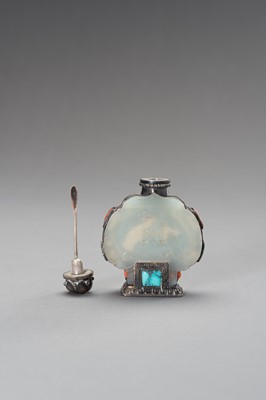 Lot 263 - A SILVER AND JADE SNUFF BOTTLE, 1900s