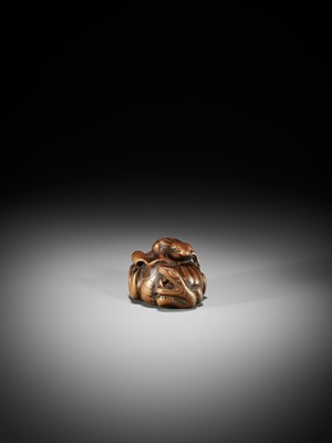 Lot 1402 - ARIMA TOMONOBU: A LARGE NAGOYA SCHOOL WOOD NETSUKE OF THE SANSUKUMI