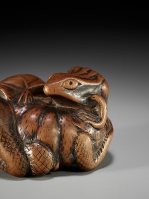 Lot 1402 - ARIMA TOMONOBU: A LARGE NAGOYA SCHOOL WOOD NETSUKE OF THE SANSUKUMI