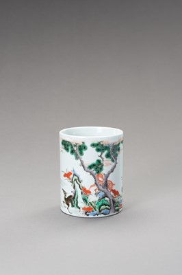 Lot 847 - A FAMILLE VERTE ‘DEERS AND CRANES’ BRUSHPOT, BITONG, LATE QING TO REPUBLIC