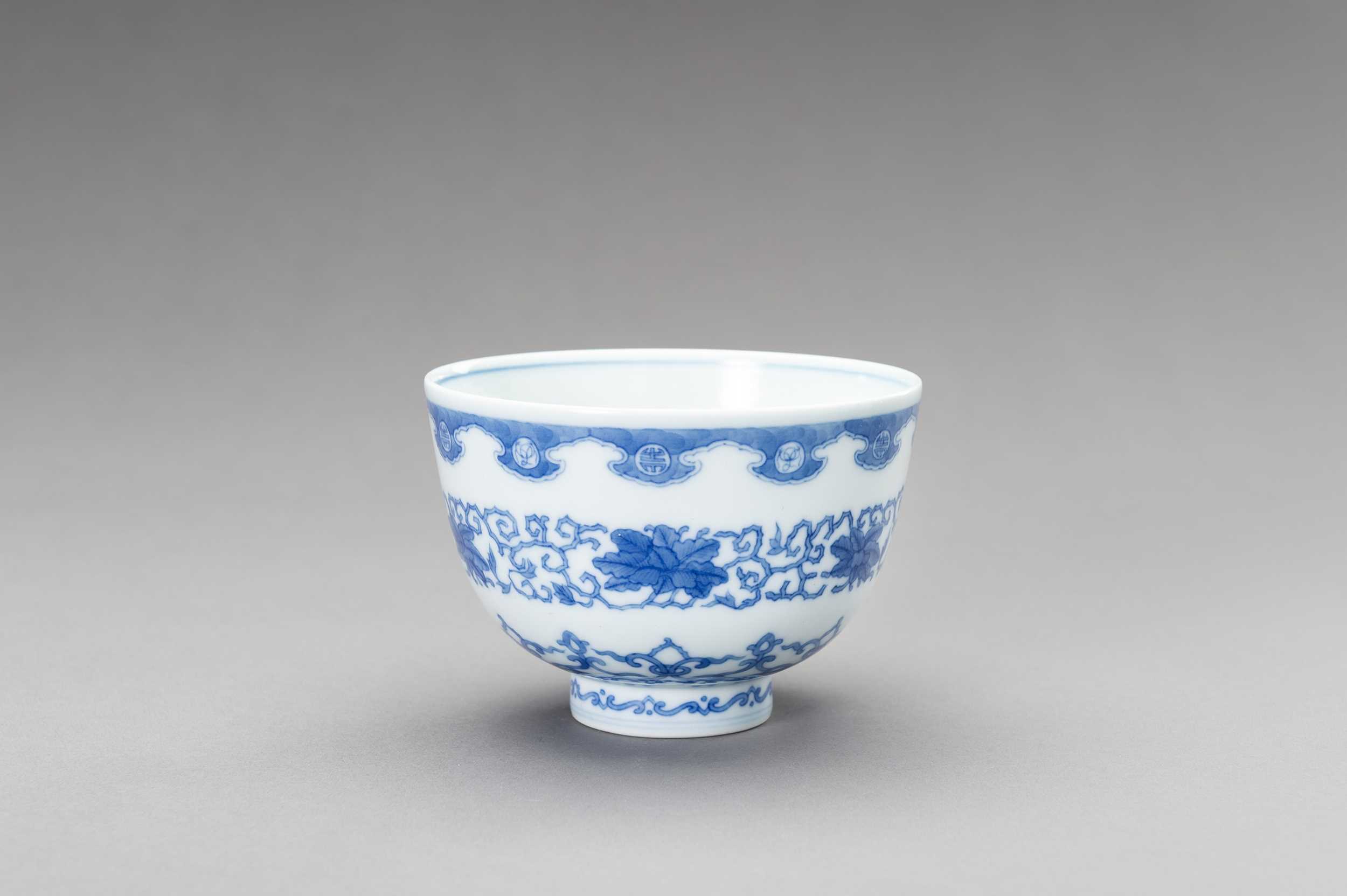 Lot 664 - A BLUE AND WHITE KANGXI REVIVAL BOWL, LATE QING TO REPUBLIC