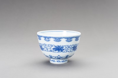 Lot 664 - A BLUE AND WHITE KANGXI REVIVAL BOWL, LATE QING TO REPUBLIC