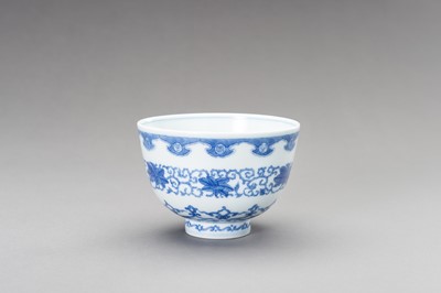 Lot 664 - A BLUE AND WHITE KANGXI REVIVAL BOWL, LATE QING TO REPUBLIC